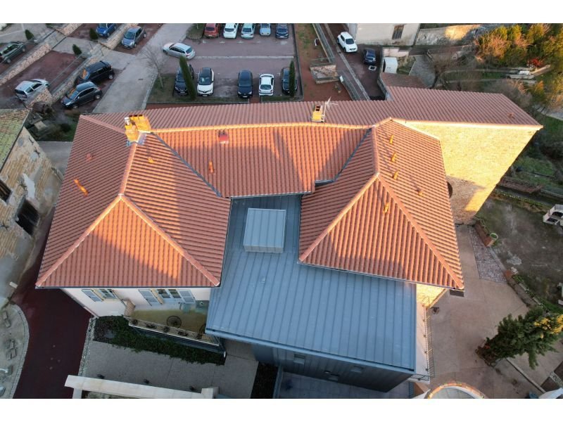 Couverture en tuiles et zinc, vue du ciel
