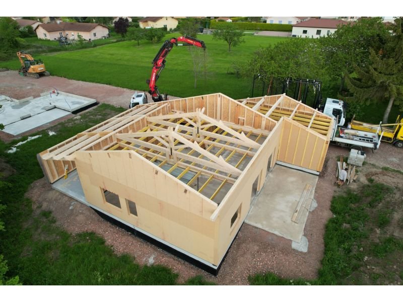 Maison à ossature bois en cours de montage, vue du ciel