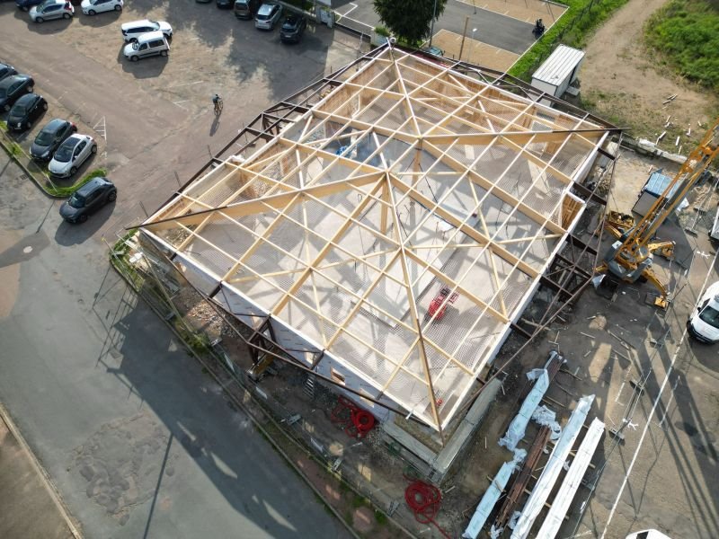 La charpente de la pharmacie de Marcigny posée, vue du ciel